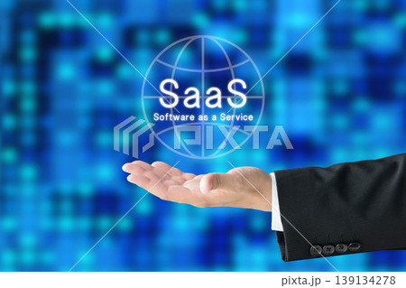 SaaSの文字とネットワークを表す地球のアイコンを掲げるビジネスマンの手 SaaSの文字とネットワークを表す地球のアイコンを掲げるビジネスマンの手 139134278