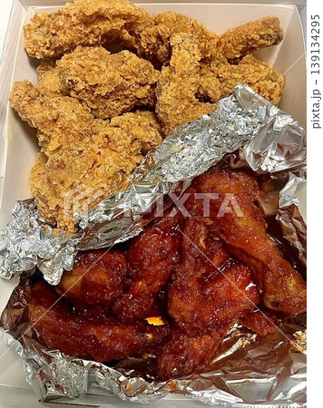 Crispy fried chicken with golden, crunchy skin and juicy, tender meat. A delicious and savory dish, perfect for any meal, served with dipping sauces or side dishes for extra flavor! 139134295