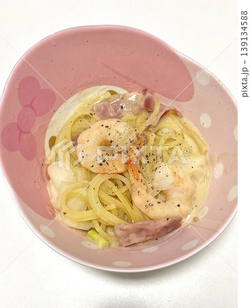 Creamy and rich spaghetti coated in a luscious white sauce, offering a smooth and savory flavor perfect for a comforting and satisfying meal. 139134588