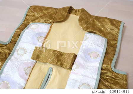 お祝い用の金色の七宝文様が美しい子供用被布のアップ お祝い用の金色の七宝文様が美しい子供用被布のアップ 139134915