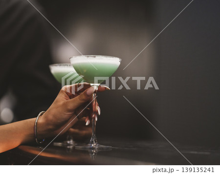 couple drinking cocktails in a bar 139135241