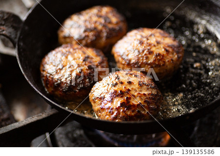 厨房でハンバーグを焼く 厨房でハンバーグを焼く 139135586