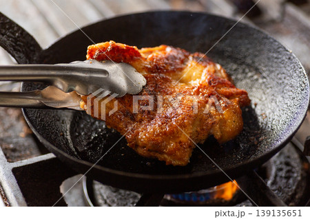 厨房でチキンステーキを焼く 139135651