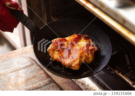 厨房のオーブンでチキンステーキを焼く 厨房のオーブンでチキンステーキを焼く 139135806