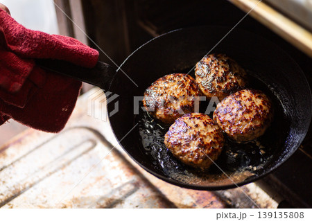 厨房のオーブンでハンバーグを焼く 厨房のオーブンでハンバーグを焼く 139135808