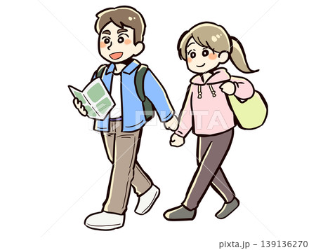 仲良く歩く夫婦 139136270