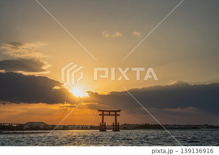 浜松市の日の入り前の弁天島の赤い鳥居の風景(静岡県) 浜松市の日の入り前の弁天島の赤い鳥居の風景(静岡県) 139136916