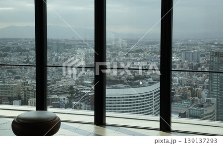 ビルの高層階の窓から見える街の景色 ビルの高層階の窓から見える街の景色 139137293