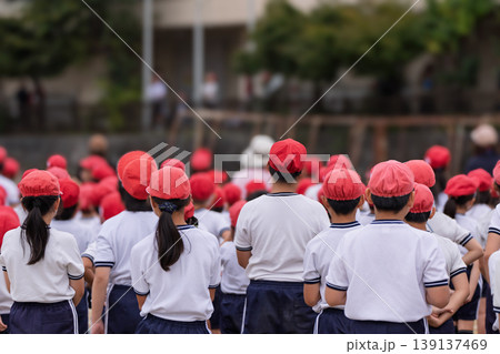 小学生運動会一生懸命の駆けっこや赤帽を撮影 139137469
