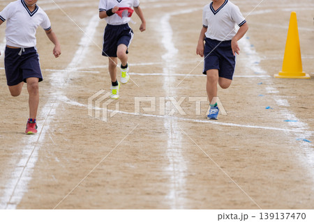 小学生運動会一生懸命の駆けっこや赤帽を撮影 小学生運動会一生懸命の駆けっこや赤帽を撮影 139137470