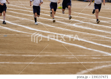 小学生運動会一生懸命の駆けっこや赤帽を撮影 139137471