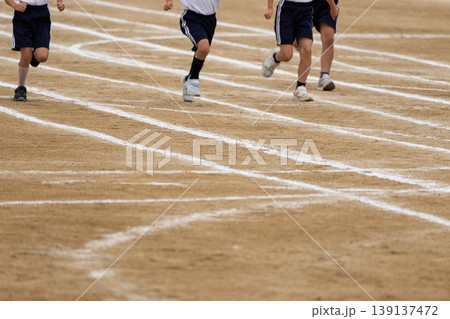 小学生運動会一生懸命の駆けっこや赤帽を撮影 小学生運動会一生懸命の駆けっこや赤帽を撮影 139137472