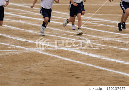 小学生運動会一生懸命の駆けっこや赤帽を撮影 小学生運動会一生懸命の駆けっこや赤帽を撮影 139137473