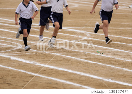 小学生運動会一生懸命の駆けっこや赤帽を撮影 小学生運動会一生懸命の駆けっこや赤帽を撮影 139137474