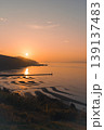 御輿来海岸の夕焼けに染まる海 139137483
