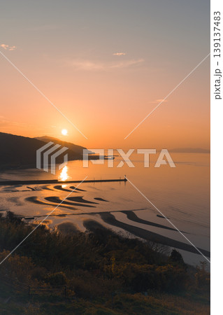 御輿来海岸の夕焼けに染まる海 139137483
