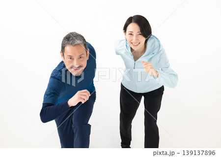 運動する男女 運動する男女 139137896