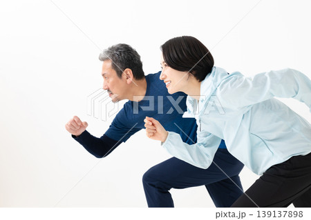 運動する男女 139137898