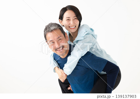 運動する男女 運動する男女 139137903