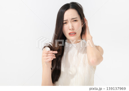 ヘアケアで悩む女性 ヘアケアで悩む女性 139137969