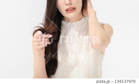 ヘアケアで悩む女性 ヘアケアで悩む女性 139137970