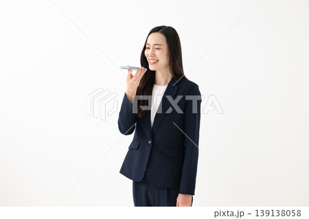 スマホを持つビジネスウーマン 139138058