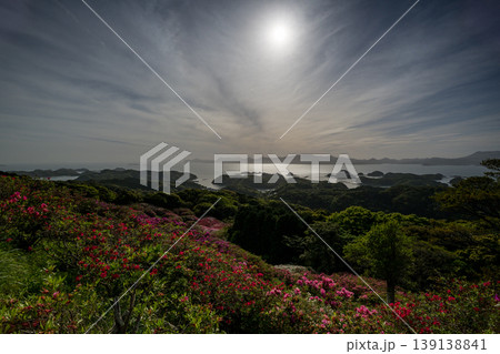 ツツジ咲く、海に沈む夕日 ツツジ咲く、海に沈む夕日 139138841