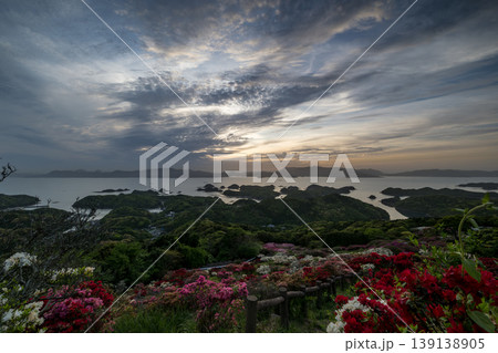 ツツジ咲く、海に沈む夕日 ツツジ咲く、海に沈む夕日 139138905