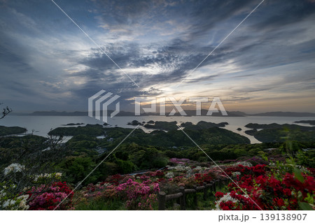 ツツジ咲く、海に沈む夕日 ツツジ咲く、海に沈む夕日 139138907