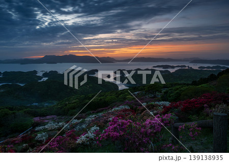 ツツジ咲く、海に沈む夕日 139138935