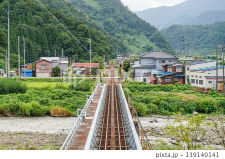 山あいの集落へ続く線路と橋 日本のローカル鉄道風景 山あいの集落へ続く線路と橋 日本のローカル鉄道風景 139140141