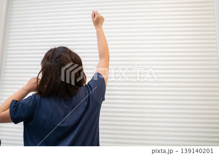 朝寝起きでストレッチをする女性 朝寝起きでストレッチをする女性 139140201