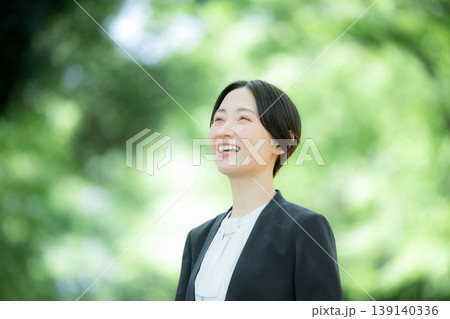新緑の公園をく女性の営業マンの全身ポートレート仕事イメージ上半身クローズアップ、未来や希望を見上げる 新緑の公園をく女性の営業マンの全身ポートレート仕事イメージ上半身クローズアップ、未来や希望を見上げる 139140336