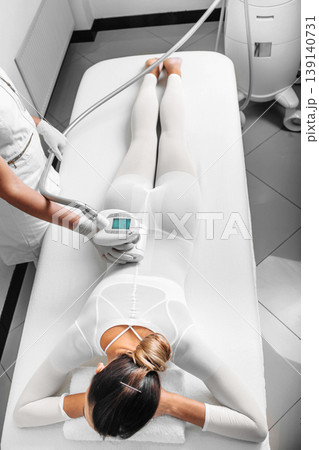 massage therapist's got female back, top view 139140731