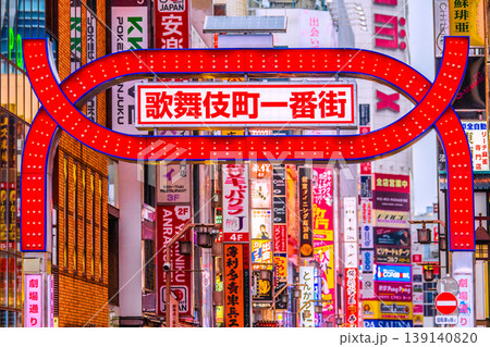日本の東京都市景観 インバウンド続く…(外国人観光客らで賑わう)歌舞伎町・劇場通り一番街＝26日 139140820