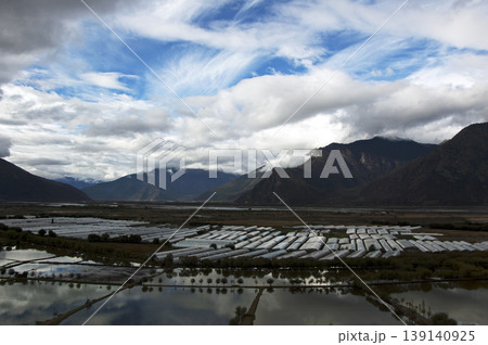 雲に覆われた山岳と温室農業の広がる林芝の風景 139140925