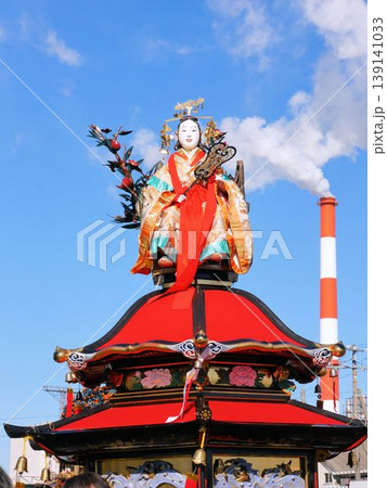 八代・妙見祭 西王母の笠鉾と工場の煙突(熊本県) 八代・妙見祭 西王母の笠鉾と工場の煙突(熊本県) 139141033