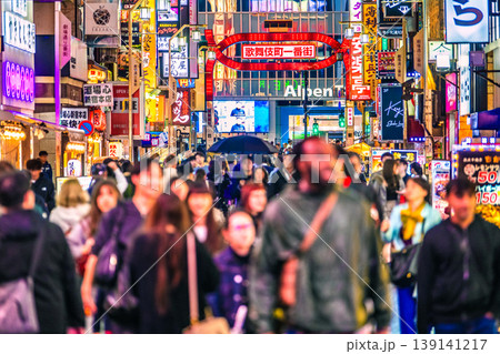 日本の東京都市景観 インバウンド続く…外国人観光客らで賑わう歌舞伎町・劇場通り一番街=26日 日本の東京都市景観 インバウンド続く…外国人観光客らで賑わう歌舞伎町・劇場通り一番街=26日 139141217