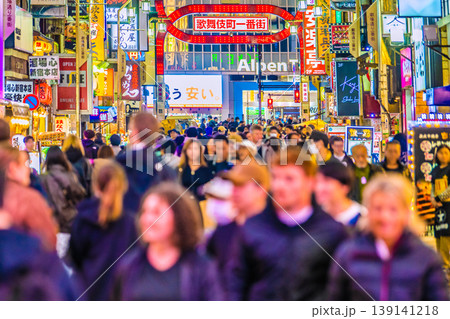 日本の東京都市景観 インバウンド続く…外国人観光客らで賑わう歌舞伎町・劇場通り一番街=26日 日本の東京都市景観 インバウンド続く…外国人観光客らで賑わう歌舞伎町・劇場通り一番街=26日 139141218