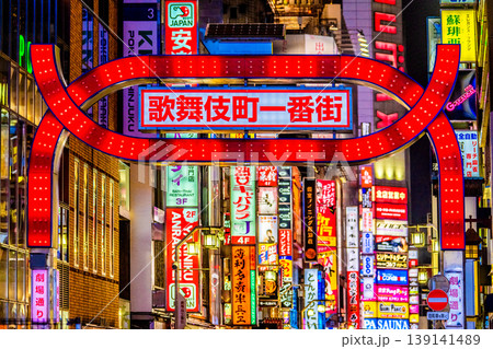 日本の東京都市景観 インバウンド続く…(外国人観光客らで賑わう)歌舞伎町・劇場通り一番街＝26日 139141489