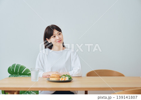 健康的な朝食をとる女性 バランスの良い食生活イメージ 139141807