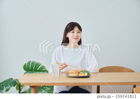健康的な朝食をとる女性 バランスの良い食生活イメージ 健康的な朝食をとる女性 バランスの良い食生活イメージ 139141811