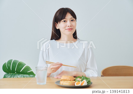 健康的な朝食をとる女性 バランスの良い食生活イメージ 139141813