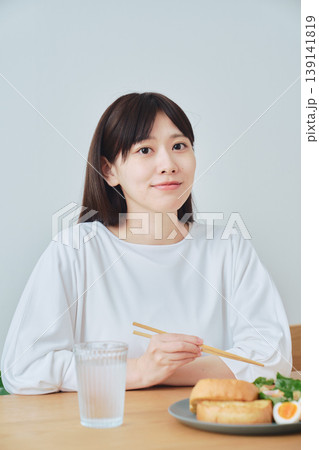 健康的な朝食をとる女性 バランスの良い食生活イメージ 139141819
