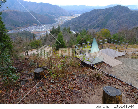 立雲峡の第一展望台と竹田城跡（兵庫県朝来市） 139141944