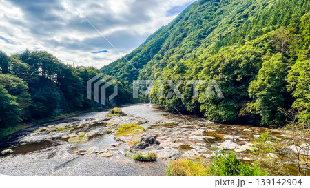 吹割渓谷の雄大な景色と片品川の清流 139142904