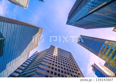 日本の東京都市景観憂鬱…日本経済の陰り…大手町。昼間だが、横からの光で日陰や乱反射が…＝7日 139143007