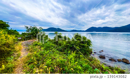 琵琶湖の湖畔をゆく島の遊歩道と美しい湖景 139143082