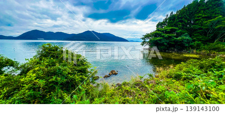琵琶湖の静かな湖面と対岸に連なる山並み 139143100