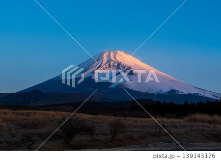 裾野市十里木から夜明けの富士山 139143176
